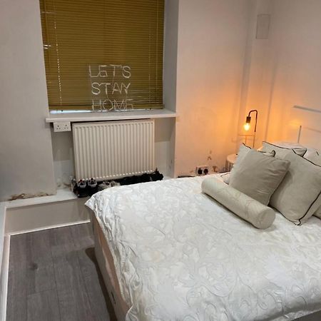 Central Private Double Bedroom In A 2Bedroom Apartment, Connected Via Underground, Overground And Many Bus Routes Лондон Экстерьер фото