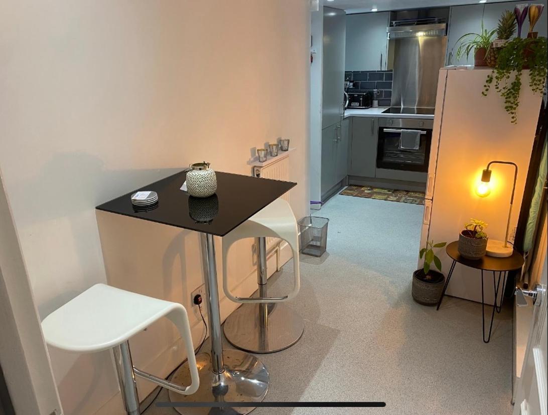 Central Private Double Bedroom In A 2Bedroom Apartment, Connected Via Underground, Overground And Many Bus Routes Лондон Экстерьер фото