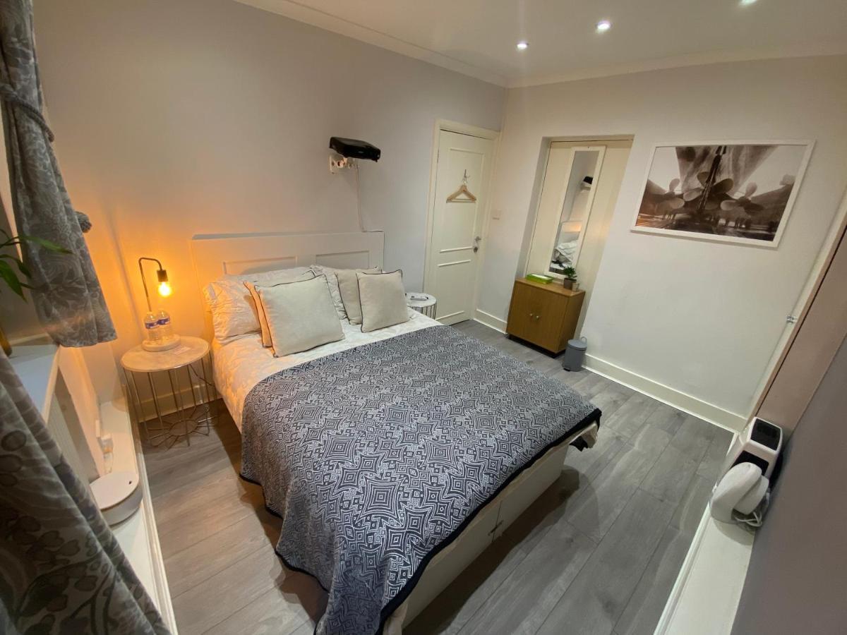 Central Private Double Bedroom In A 2Bedroom Apartment, Connected Via Underground, Overground And Many Bus Routes Лондон Экстерьер фото